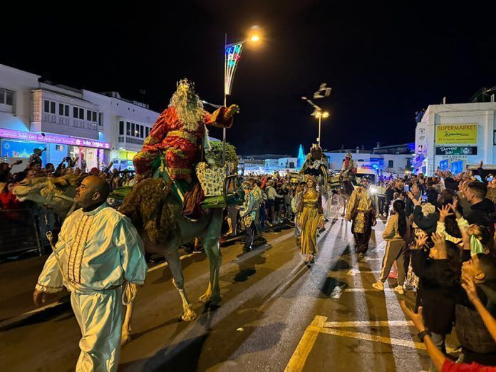Paso de los Reyes Magos por Playa Blanca Noticias Playa Blanca | Yaiza y Playa Blanca, pletóricas de alegría en las cabalgatas de Reyes Magos