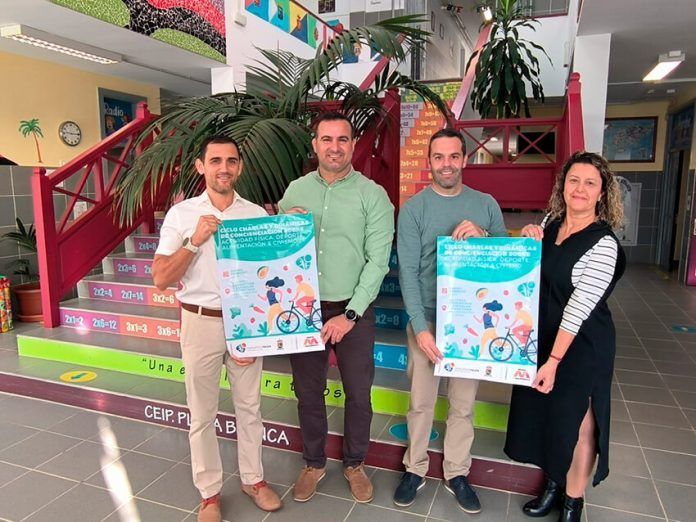 Responsables municipales junto al director del centro y la empresa Move to Excellence Noticias Yaiza | Yaiza fomenta hábitos saludables y civismo entre los escolares
