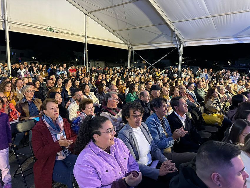 Presentación fantasías comparsas Los Yaiseros y Los Timanfeiros