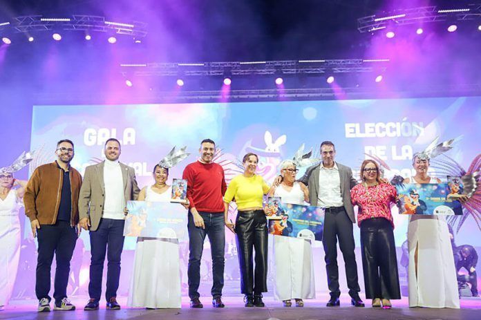 Soberana y damas de honor junto a los representantes institucionales El Cabildo de Lanzarote felicita a la Soberana del Carnaval y a sus candidatas