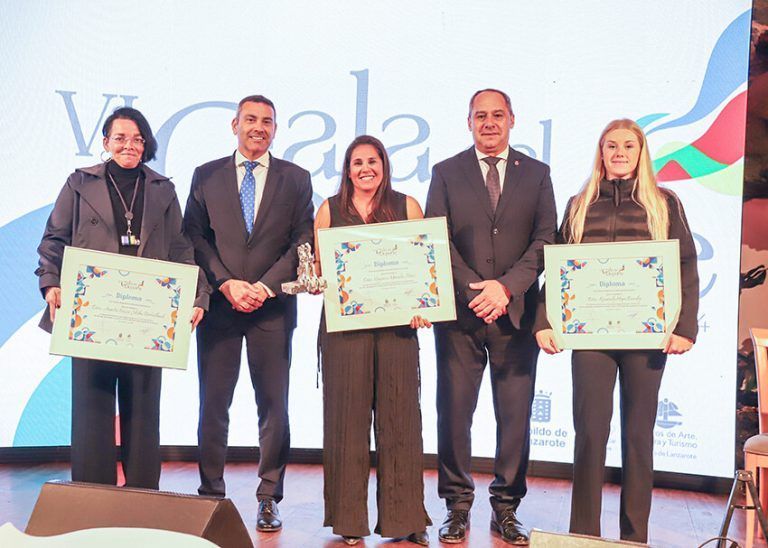 Noticias Playa Blanca | La regatista Virginia Morales se hace con la estatuilla de mejor deportista femenina individual en la VI Gala del Deporte