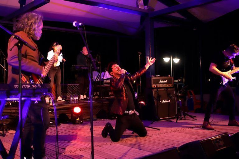 Noticias Yaiza | Puerto Calero bendice a Momo Cortés en su homenaje a Queen