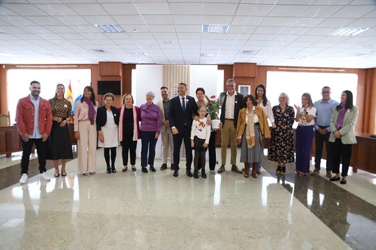Noticias | El Cabildo reconoce el valioso papel de las mujeres en un emotivo acto homenaje