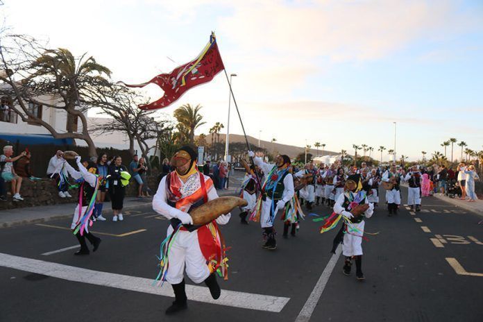 Noticias Playa Blanca | La calle decreta alegría pura en el desfile carnavalero de Playa Blanca