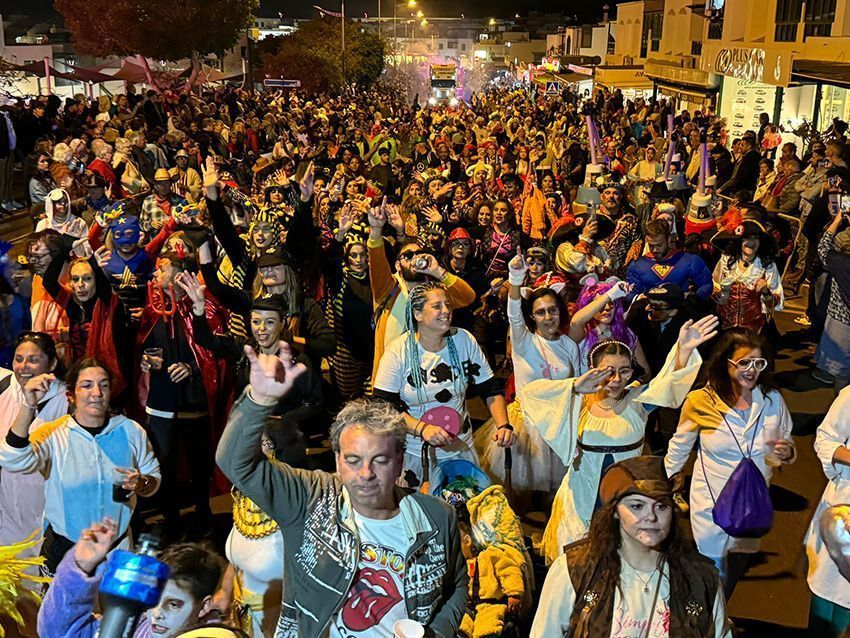 Noticias Yaiza | La calle decreta alegría pura en el desfile carnavalero de Playa Blanca