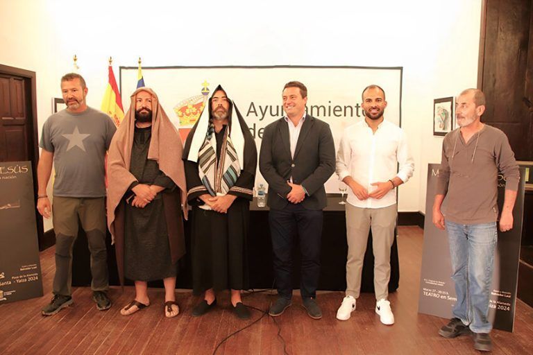 Actores, director y autoridades durante la presentación de la obra Matar a Jesús, un hombre por la nación’