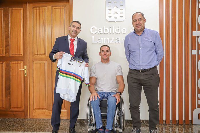 Noticias Yaiza | El Cabildo recibe al campeón del mundo de handbike, Jonas Van de Steene