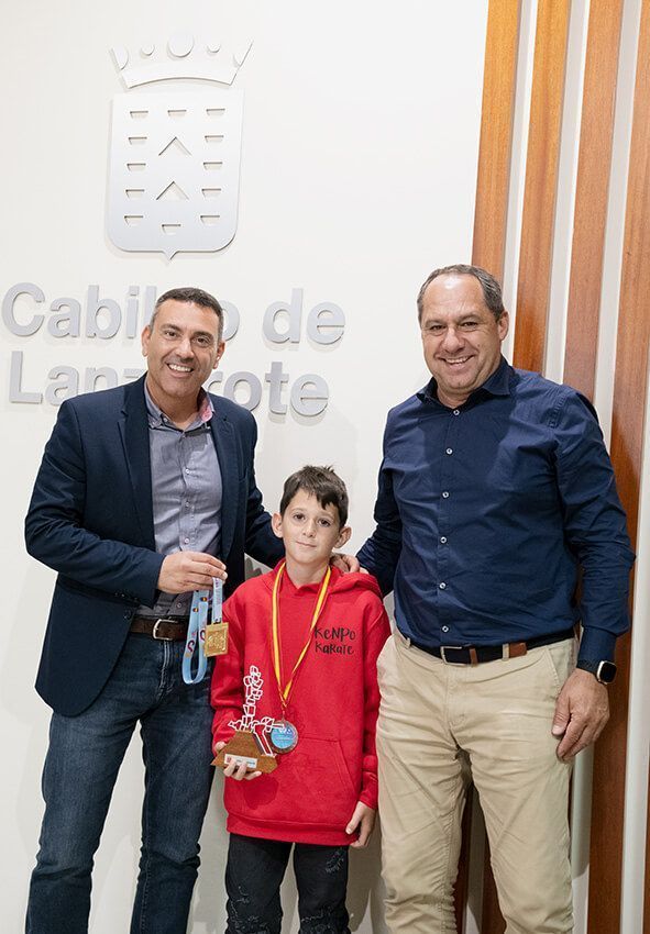 Noticias Yaiza | El Cabildo recibe a Simón Louro Asensi tras su medalla de bronce en el Campeonato de España de Kenpo