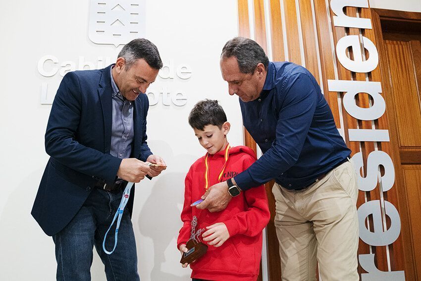 Noticias | El Cabildo recibe a Simón Louro Asensi tras su medalla de bronce en el Campeonato de España de Kenpo