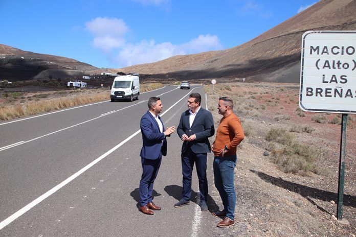 Visita a la carretera de Maciot Noticias Yaiza | El Cabildo saca a licitación la obra para reforzar el firme de la carretera que une Maciot con Playa Blanca