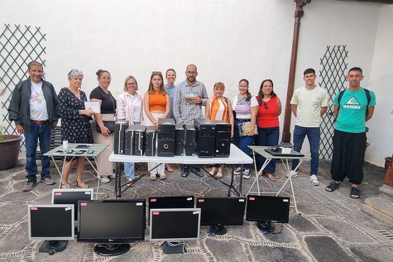 Noticias Yaiza | La Reserva de la Biosfera reparte entre ONG sociales los equipos informáticos reparados por alumnado PFAE