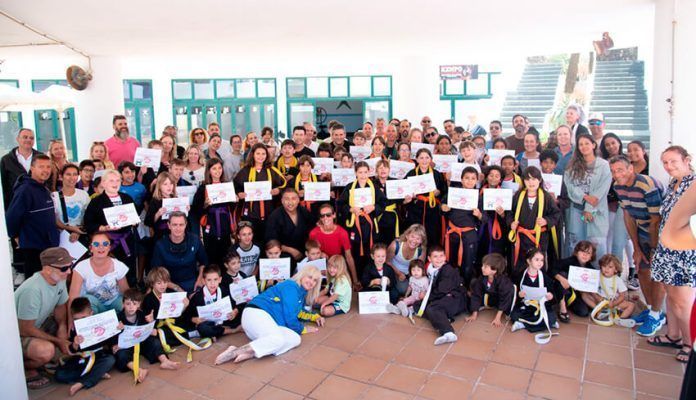 Foto de familia Noticias Yaiza | Alumnado de la Escuela Municipal de Kenpo festeja su graduación