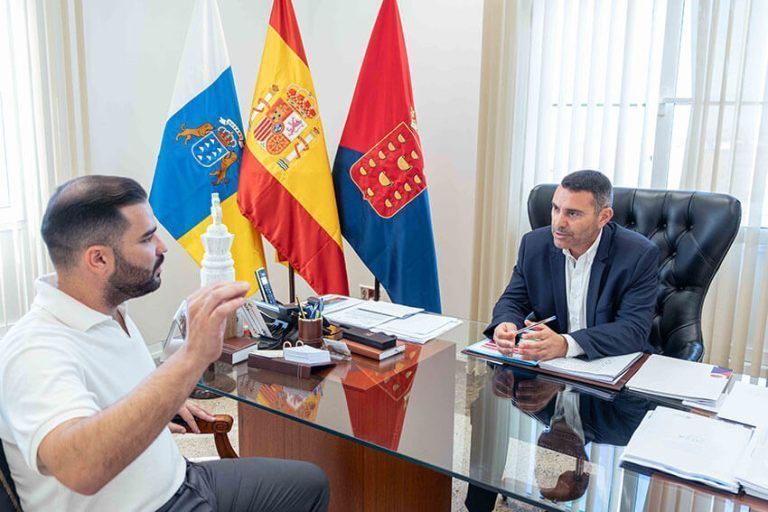 Noticias | Lanzarote recibe el documento de la ordenanza para la implantación de energías renovables en la isla
