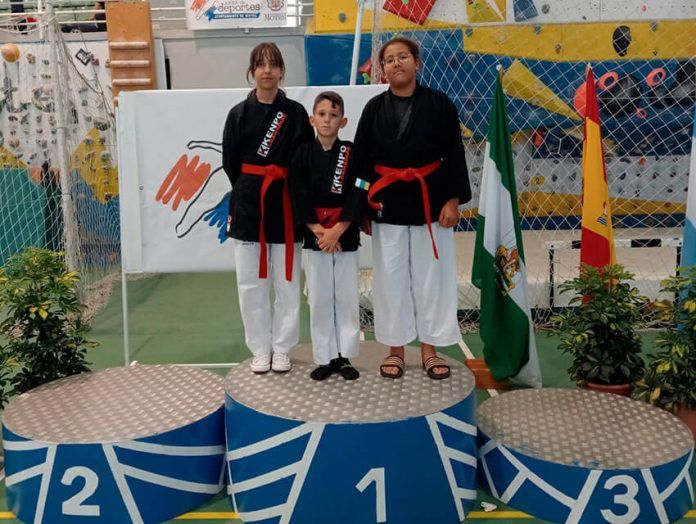 Simón Louro Asensi, Yasmín Kerman Bembari y Emma Meliá Santiago, deportistas de la escuela sureña Noticias Yaiza | Seis medallas para la Escuela Kenpo karate Lanzarote en Motril