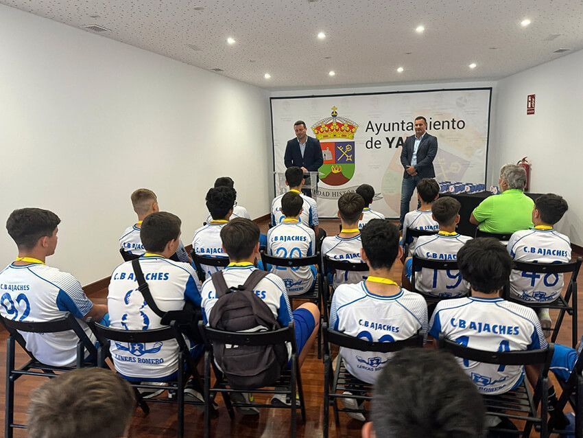 Yaiza homenajea a los campeones infantiles de balonmano de Canarias