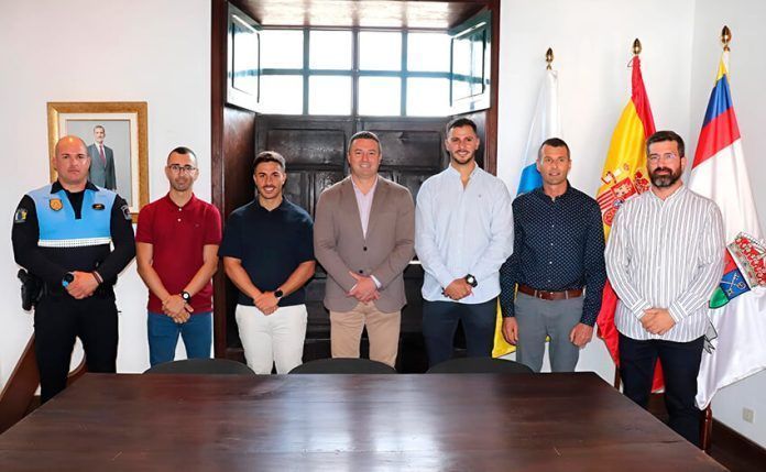Agentes junto al secretario del Ayuntamiento de Yaiza, Carlos Gordo, el jefe de la Policía Local, Vladimir Guadalupe, y el alcalde Óscar Noda Noticias Yaiza | Yaiza posesiona como funcionarios a cuatro agentes en prácticas para la Policía Local