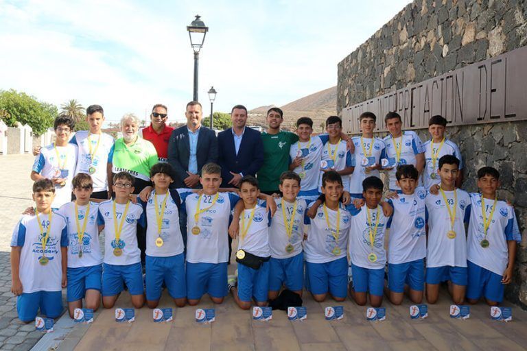 Noticias Yaiza | Yaiza homenajea a los campeones infantiles de balonmano de Canarias