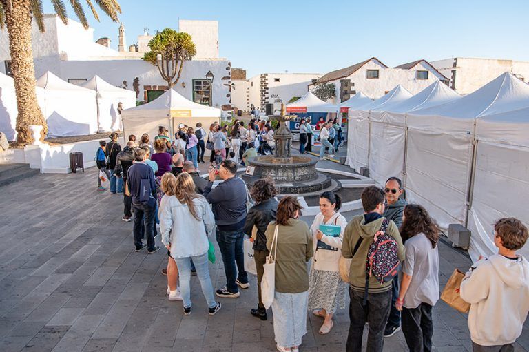 Noticias | Éxito sin precedentes de la II Fiera del Libro de Lanzarote