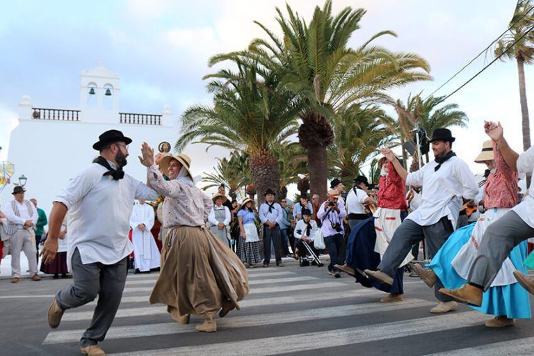Noticias Yaiza | Uga ofrenda alegría, folklore y frutos de la tierra a San Isidro