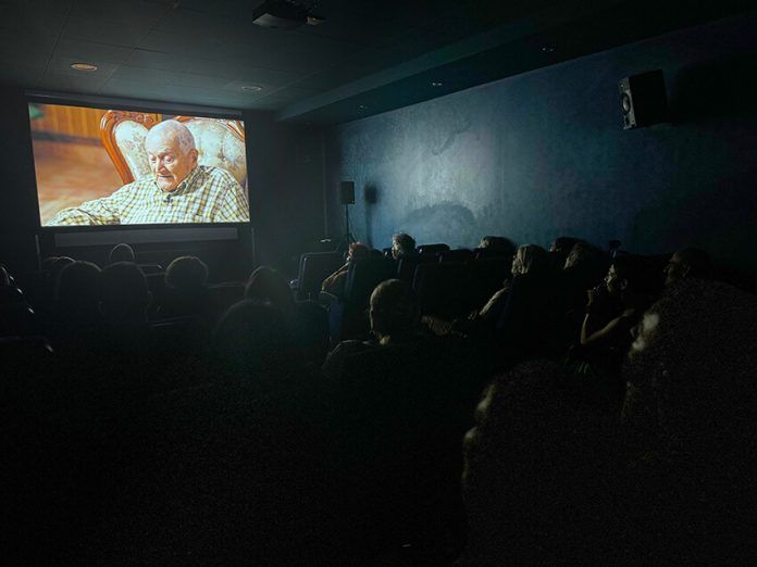 Noticias Yaiza | El auditorio de Puerto Calero se llena de emoción y recuerdos con la proyección de la mirada artesana de Javier Reyes