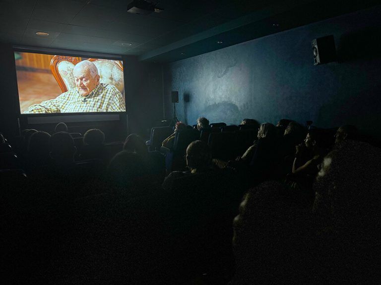 Noticias Yaiza | El auditorio de Puerto Calero se llena de emoción y recuerdos con la proyección de la mirada artesana de Javier Reyes
