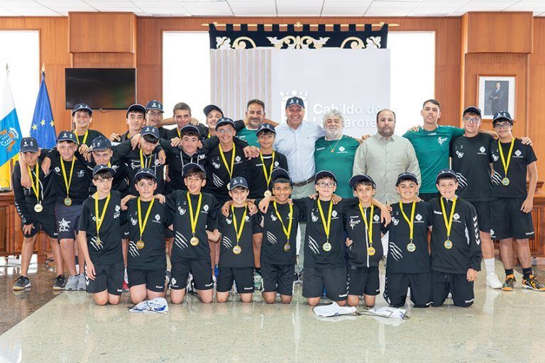 Noticias | El Cabildo recibe al San José Obrero tras su éxito en el Campeonato de Canarias Infantil Masculino de balonmano