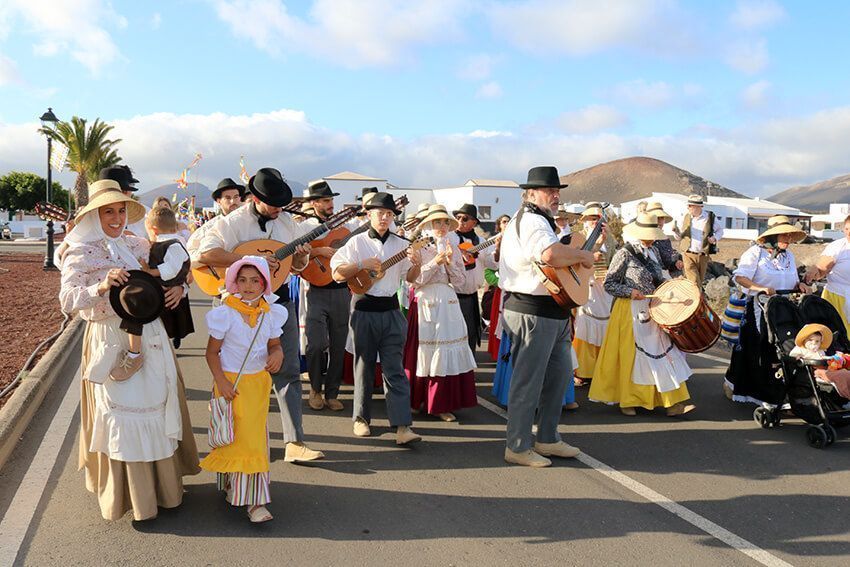 Uga ofrenda alegría, folklore y frutos de la tierra a San Isidro