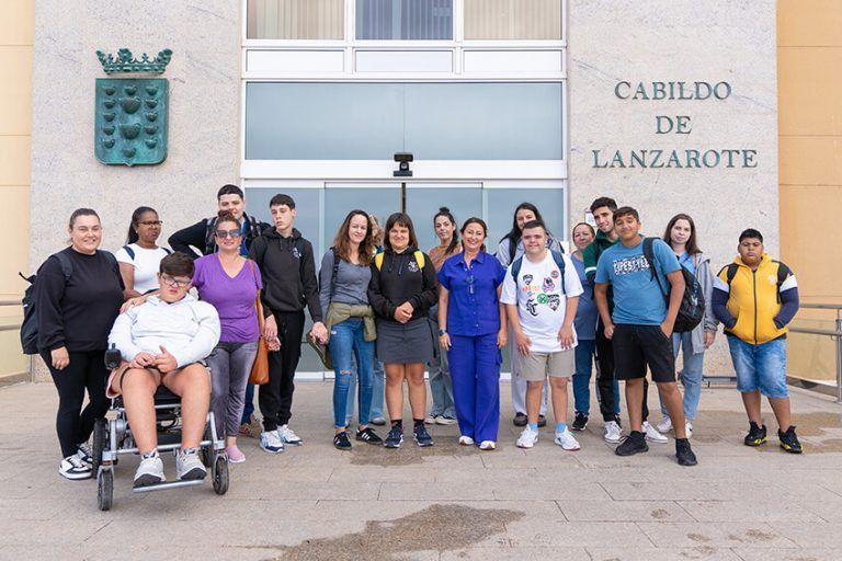 Noticias | Alumnado de primaria y secundaria conocen cómo funciona una institución pública a través de visitas al Cabildo