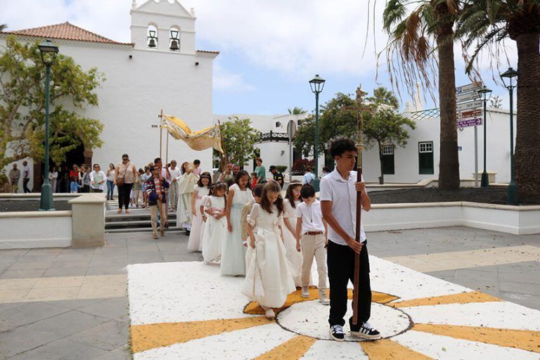 Noticias Yaiza | Las alfombras de sal embellecen la festividad del Corpus en Yaiza