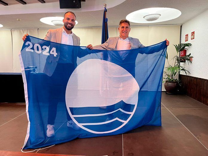 Noticias Playa Blanca | Playa Blanca recoge con orgullo su Bandera Azul 2024