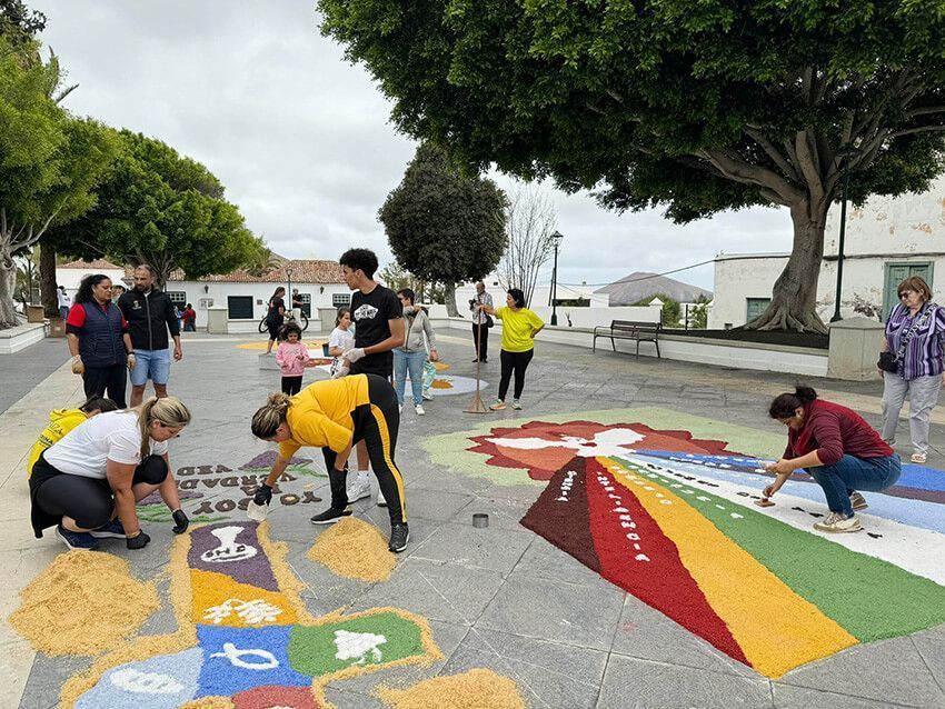Las alfombras de sal embellecen la festividad del Corpus en Yaiza
