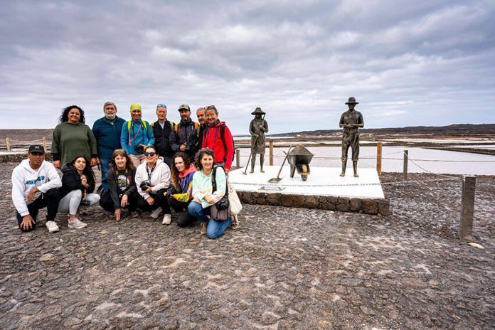 Noticias Yaiza | Yaiza inicia en Janubio un ciclo de talleres fotográficos para ensalzar el patrimonio cultural y paisajístico del municipio y su industria sostenible