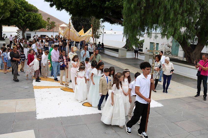 Las alfombras de sal embellecen la festividad del Corpus en Yaiza