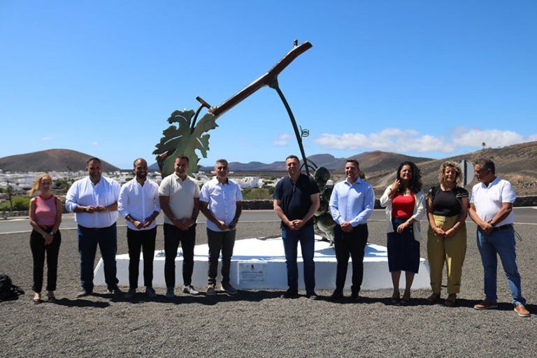 Noticias Yaiza | La escultura “Reflejos de La Geria” da la bienvenida a la zona vitivinícola en su acceso desde Uga
