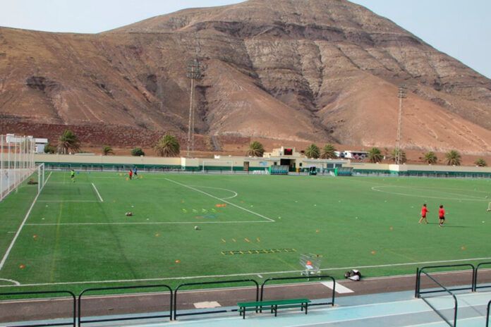 Noticias Yaiza | Yaiza licita la renovación del césped del campo de fútbol municipal