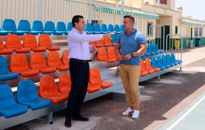 El alcalde de Yaiza y el concejal de Deportes en el campo de fútbol municipal Noticias Yaiza | Yaiza abona 43.000 euros a su programa de Escuelas Deportivas