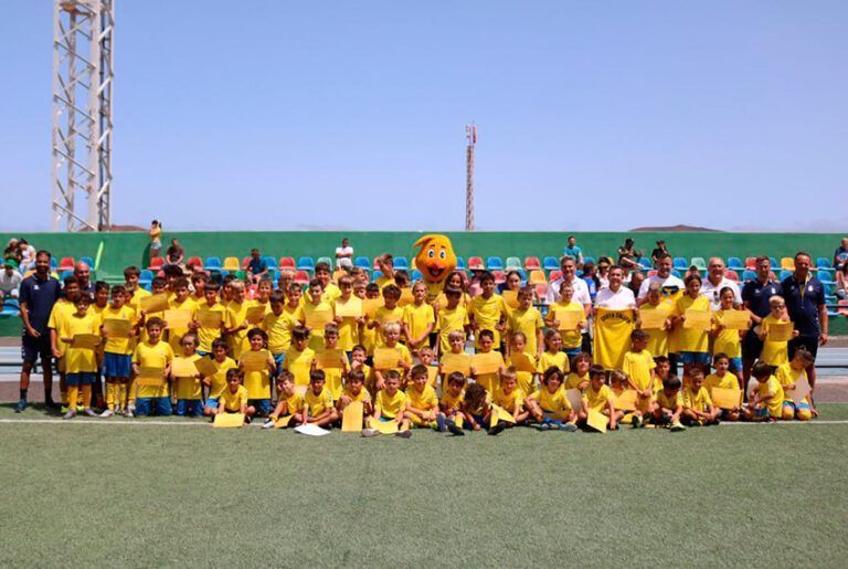 Noticias Yaiza | Ochenta niños disfrutan en Yaiza de su experiencia futbolística de la mano de la UD Las Palmas
