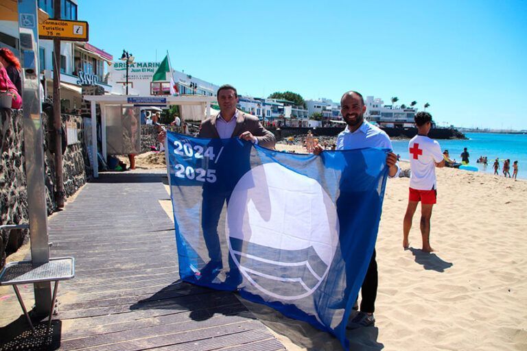 Noticias Playa Blanca | Playa Blanca y Puerto Calero ostentan ya sus renovadas distinciones azules