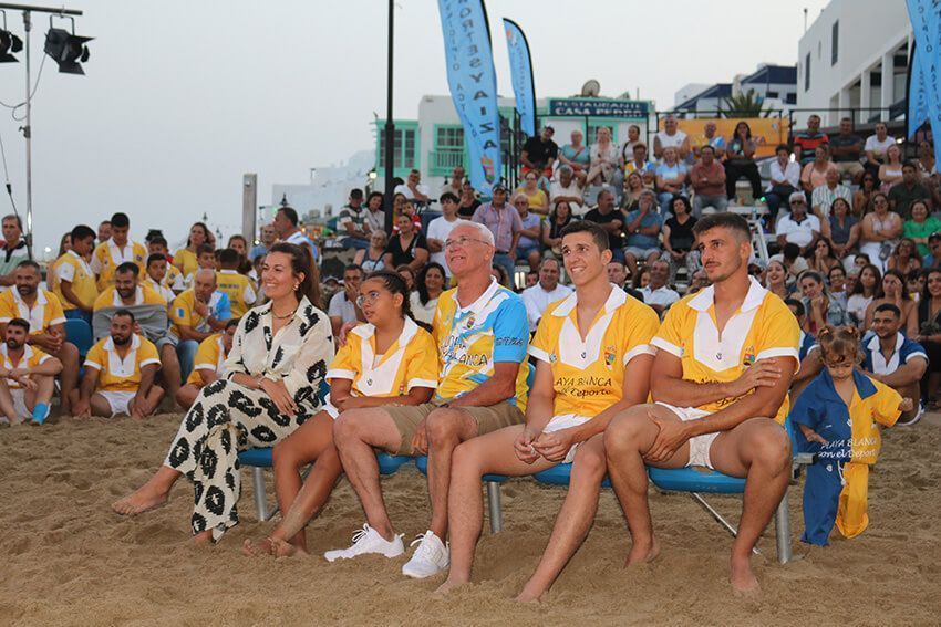 Playa Blanca palpita con Tomás Quesada y él se emociona junto a su pueblo