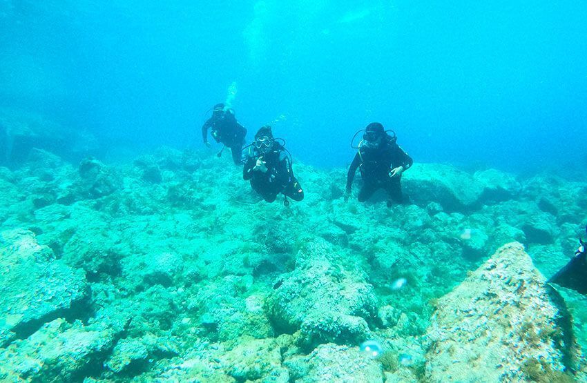 Noticias Playa Blanca | Veinte jóvenes de Yaiza disfrutan de su primera inmersión en Playa Flamingo