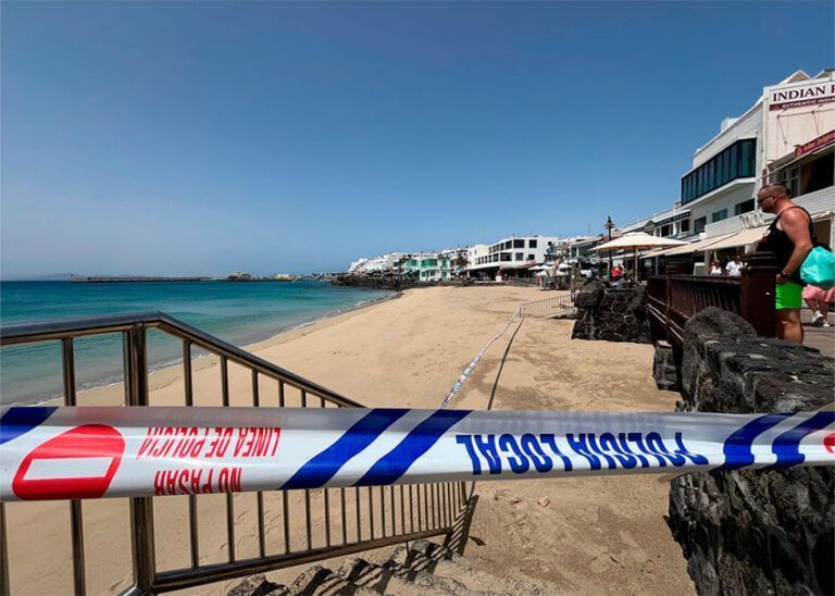 Noticias Playa Blanca | El PP denuncia que la playa del pueblo de Playa Blanca lleve cerrada desde el domingo en pleno mes de agosto