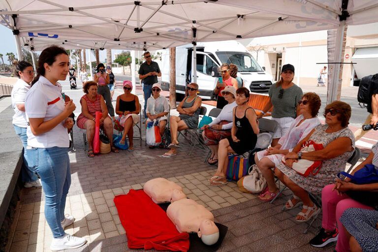 El Cabildo inicia en las playas sus charlas preventivas protagonizadas por las personas mayores