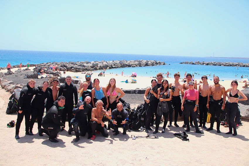 Veinte jóvenes de Yaiza disfrutan de su primera inmersión en Playa Flamingo
