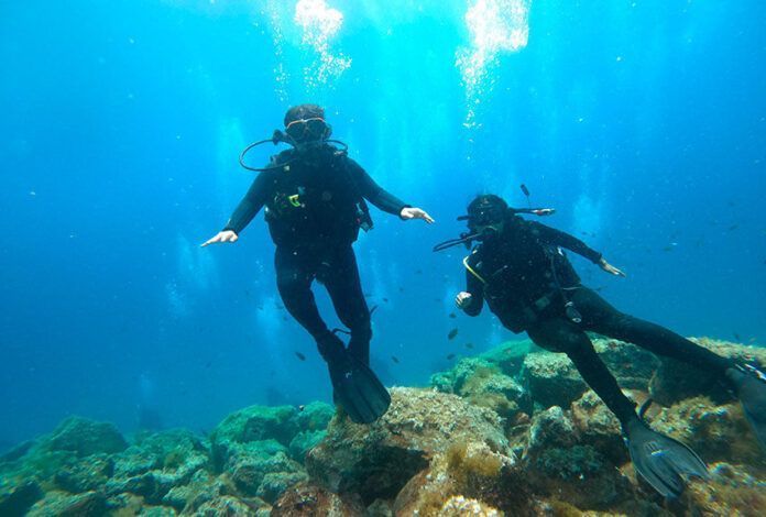 Jóvenes de Yaiza durante el bautismo Noticias Yaiza | Veinte jóvenes de Yaiza disfrutan de su primera inmersión en Playa Flamingo