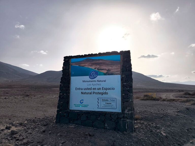 Noticias Playa Blanca | Medio Ambiente del Cabildo renueva la señalética del Monumento Natural de Los Ajaches