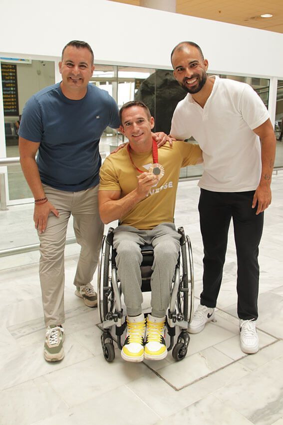 Noticias Playa Blanca | Yaiza felicita a Jonas Van de Steene, exultante con su medalla de bronce en los Paralímpicos de París