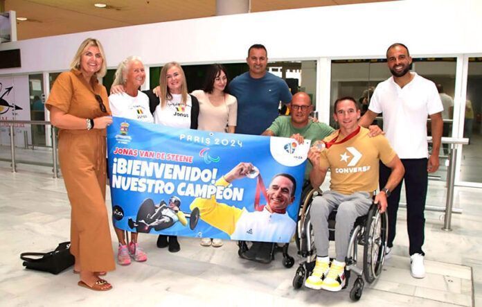 Jonas Van de Steene junto a la comitiva que le esperaba en el aeropuerto lanzaroteño Noticias Yaiza | Yaiza felicita a Jonas Van de Steene, exultante con su medalla de bronce en los Paralímpicos de París