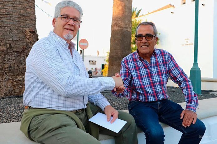 Manuel Concepción y Jaime Quesada en la Plaza de Remedios de Yaiza Noticias | Las letras toman la palabra este sábado en Yaiza