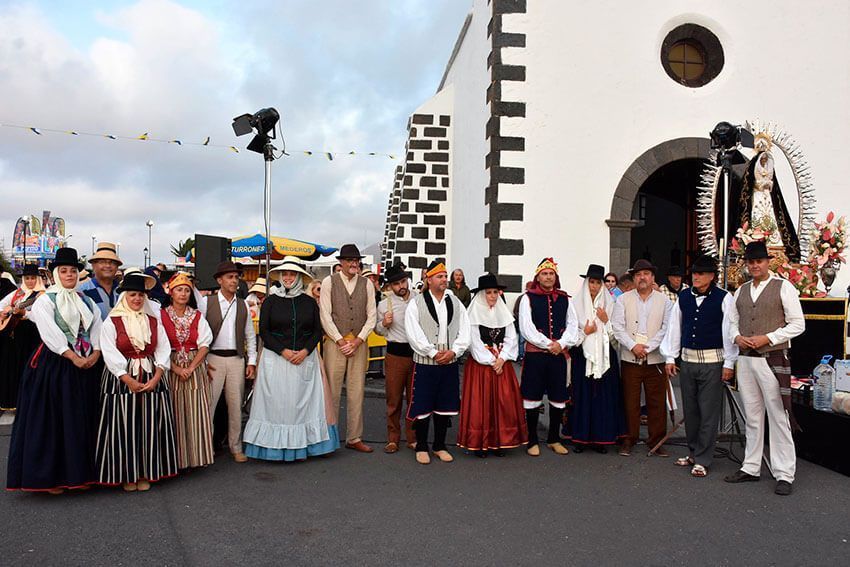 Políticos de Lanzarote escoltados por la Virgen de Dolores
