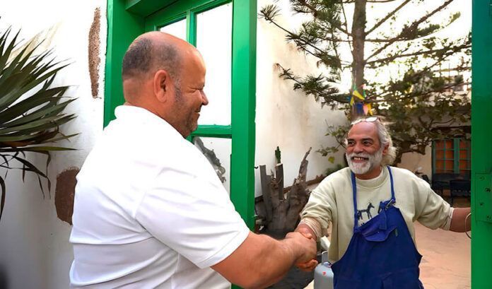 Noticias Yaiza | Tino Alemán y Pancho Ortiz exponen su mundo de cerámica y madera en Mancha Blanca